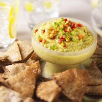 Hummus mit Gemüsewürfeln und Pitachips