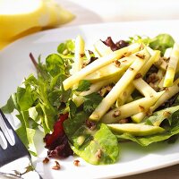 Apfelsalat mit Nüssen und Ahornsirup