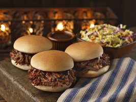 Sandwiches mit Rinderhackfleisch, im Hintergrund Kohlsalat