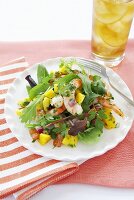 Garnelen-Salat mit Mango, Zwiebeln und Tomaten