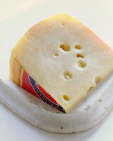 Ein Stück Jarlsberg-Käse auf einem Schneidebrett
