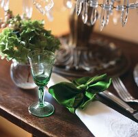 A white napkin tied with a velvet bow as a napkin ring