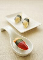 Nigiri sushi made with shellfish (hokkigai) & mackerel (saba)