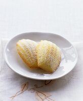 Zwei Madeleines (Kleingebäck aus Rührteig, Frankreich)