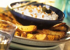 Kartoffelschnitze mit Kräuterquark