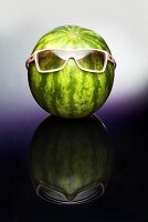 Eine Wassermelone mit Sonnenbrille