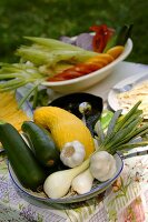 Schale mit frischem Gemüse auf dem Gartentisch