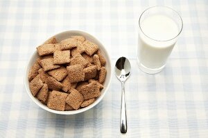 Breakfast cereal (with chocolate hazelnut filling) and a glass of milk