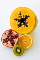 Papaya, Granatapfel, Orange und Kiwi (halbiert)
