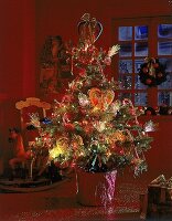 Bunter Weihnachtsbaum mit Süßigkeite 