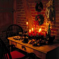 Adventskranz mit dicken roten Kerzen auf Schreibtisch