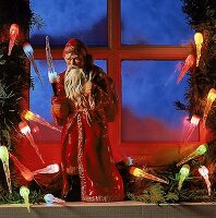 Weihnachtsmann aus Plastik, als Teil einer Lichterkette, Fenster