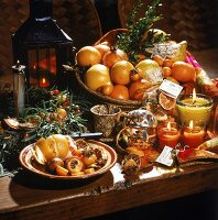Weihnachtlich dekorierter Tisch, Korb mit Orangen und Duftkerzen