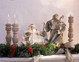 Krippe, Christuskind mit Eltern, Girlande, Kerzenständer