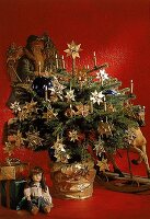 Weihnachtlicher Dekostrauß, goldene Sterne und Kerzen