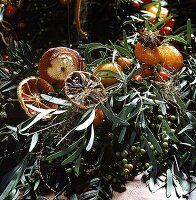 Detailaufnahme von Weihnachtskranz mit getrockneten Orangenscheiben