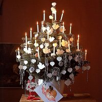 Kleiner Weihnachtsbaum  mit weißen Kerzen, Figuren und Lametta