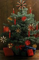 Weihnachtsbaum mit bunten Strohsternen