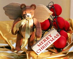 Hölzerner Teddybär als Weihnachtsengel