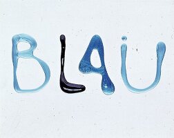BlauerNagellack in unterschiedlicher Dichte bildet Buchstaben BLAU