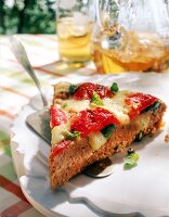 Tomaten-Hackfleisch-Kuchen mit Mozzarella und Basilikum