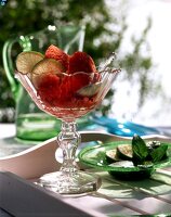 Glas mit Tomaten-Sorbet u. Limetten ganiert