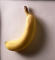 Banane freigestellt mit starkem Schatten