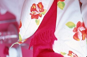weiße Bettwäsche mit plakativem Rosendruck in Orangerot