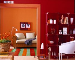 Wohnraum in rot /orange mit mediteranen- und High-Tech-Elementen
