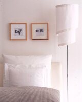 Chinesische Schriftzeichen als Wandschmuck über dem Bett