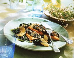 Fischfilet mit Kräuterkruste, Spinat und Zitronenscheiben