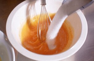 Zubereitung von Kaiserschmarrn (3): Eigelb wird mit Zucker verrührt