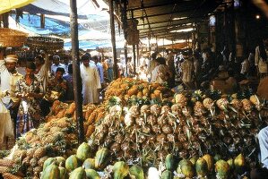 Marktstände mit aufgetürmten Früchten