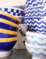 Ein Stapel Keramikschüsseln mit indischen Mustern