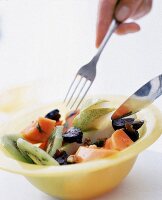 Exotischer Obstsalat mit Kiwis + Datteln (gelbe Schale)