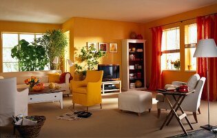 Helles Wohnzimmer, Sitzecke im Erker Wände gelb-orange, grosse Pflanzen
