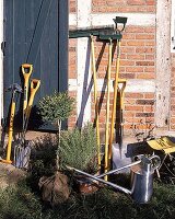 Gartenwerkzeug zur Bearbeitung des Bodens-Spaten, Harken, Schaufel