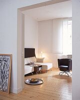 Hochlehnsofa und gepolsteter Drehstuhl im Wohnzimmer mit Dielenboden