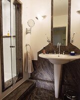 Waschplatz und Duschnische im LuxusBad mit Granit