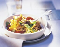 Gemüse-Couscous mit Joghurt-Dip (Champingions, Tomaten, Rauke)