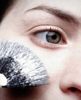 Augen- Make-up,wird mit dem Pinsel aufgetragen.1