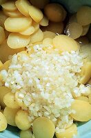 Kartoffelsalat zubereiten (2): Kartoffeln marinieren