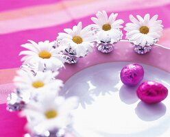 Osterteller, Rand dekoriert mit Margeritenblüten in Kerzenhalterclips