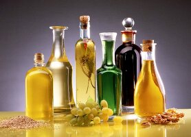 Diverse Speiseöle in verschiedenen Flaschen