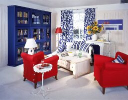 Wohnzimmer-Blauweiße Vorhänge,blauer Schrank, rote Sessel