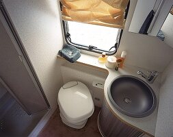 Einrichtung eines Caravans Bad mit Waschbecken und Toilette