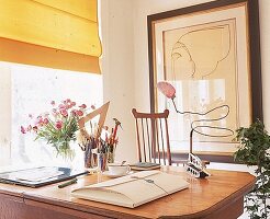 Schreibtisch: rosa Muschel auf d. Tacker, gelber Stoffrollo