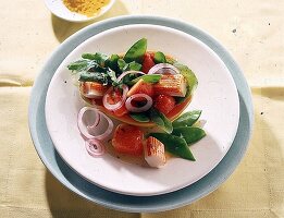 Salat mit Papaya und Krebsfleisch (Surimi).