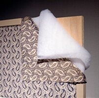 Heizkörper im Schlafzimmer mit Polsterverkleidung, Detailaufnahme