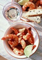 Gambas in einer Sauce aus Tomaten, Chili und Knoblauch